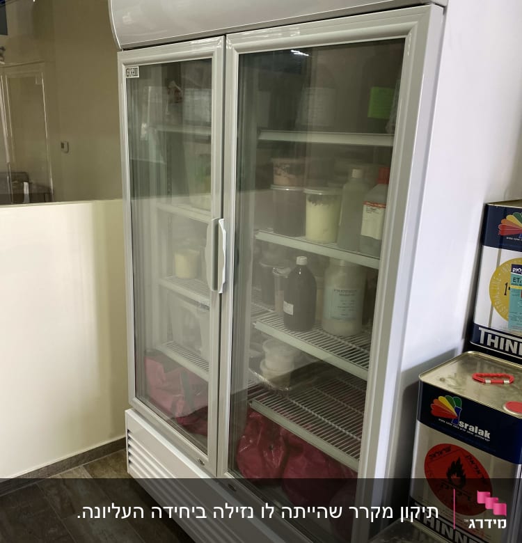 מקרר תעשייתי עם דלתות זכוכית ומוצרים בפנים